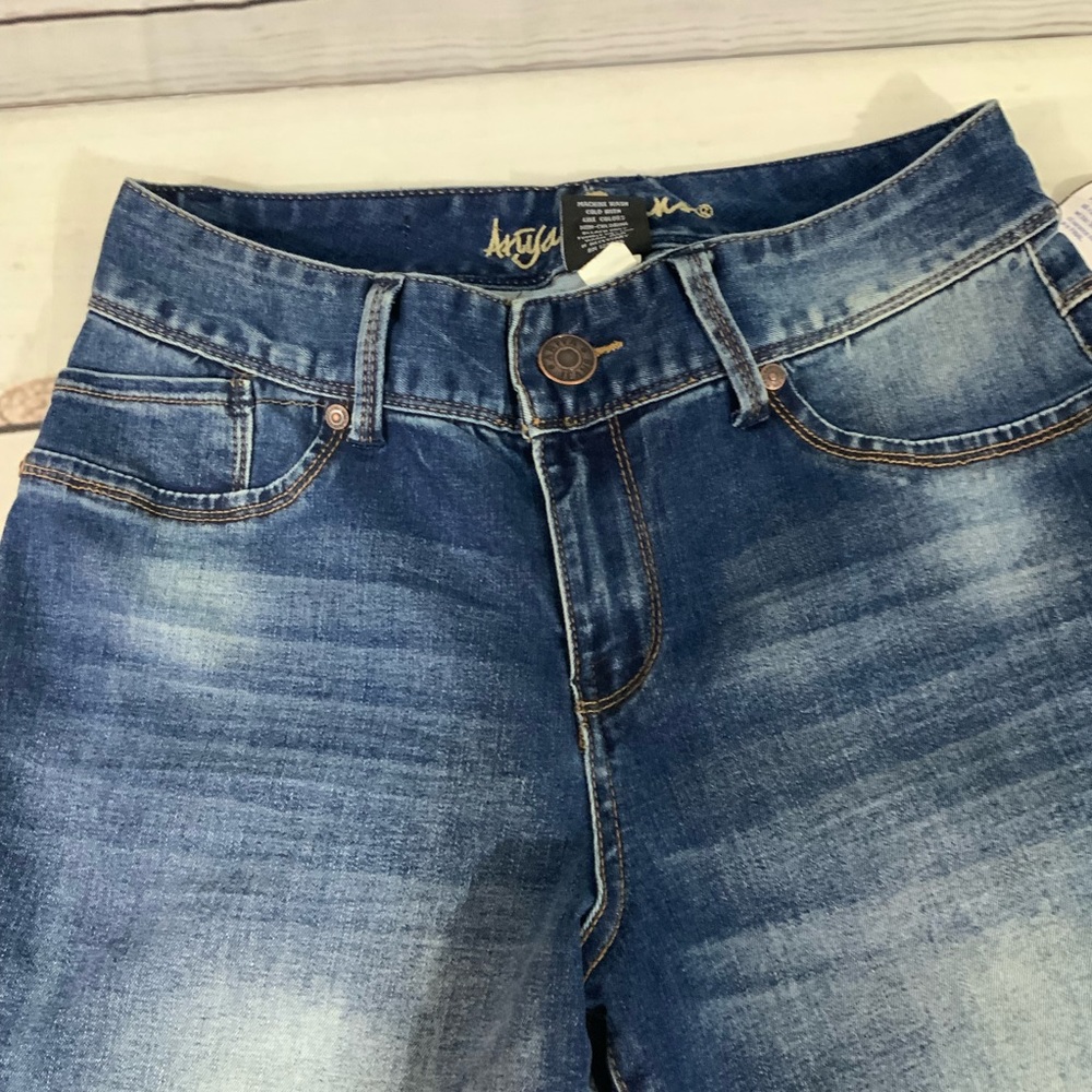 Ariya Blue Jeans - Picture 2 of 11